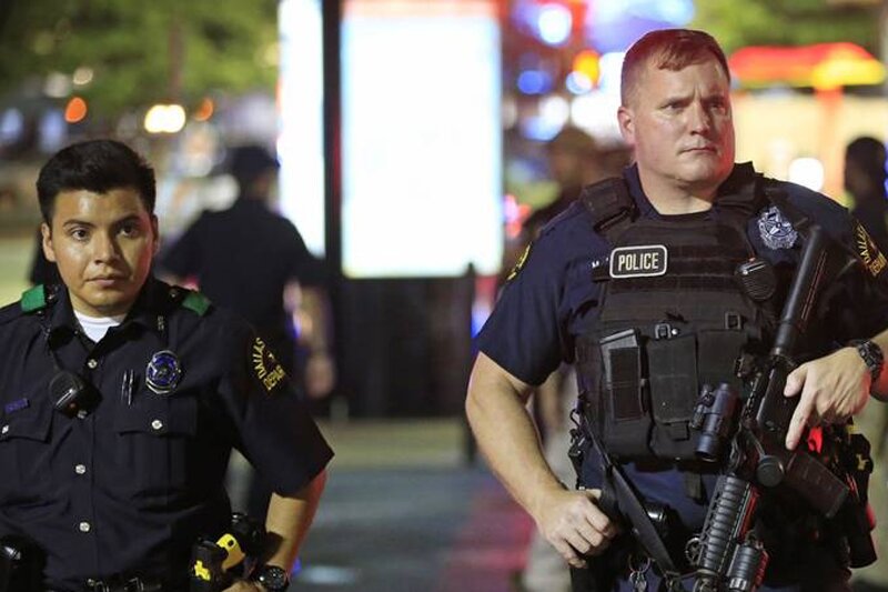 ببینید | حمله به ماشین سازمان مهاجرت و گمرک آمریکا ببینید | حمله به ماشین سازمان مهاجرت و گمرک آمریکا