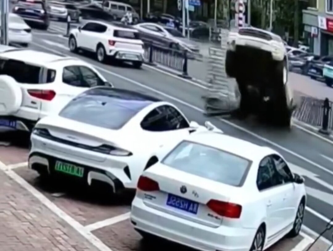 ببینید | عجیبترین تصادف روز؛ لحظه سقوط خسارتبار خودروی شاسی بلند روی سقف خودروهای پارک شده در پی اشتباه فاحش راننده ببینید | عجیبترین تصادف روز؛ لحظه سقوط خسارتبار خودروی شاسی بلند روی سقف خودروهای پارک شده در پی اشتباه فاحش راننده