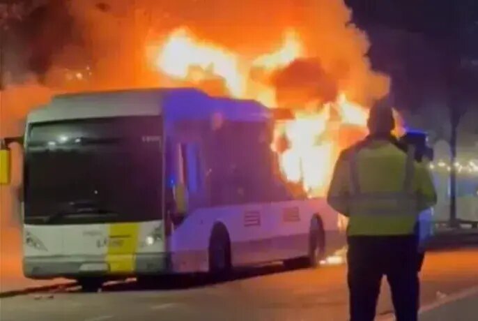 ببینید | اتوبوس حامل هواداران بارسلونا در بلژیک آتش گرفت ببینید | اتوبوس حامل هواداران بارسلونا در بلژیک آتش گرفت