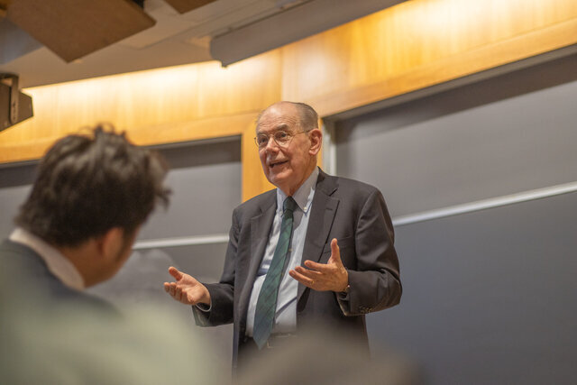 مرشایمر: ترامپ در «بن‌بست» گرفتار شده است/ جنگ با ایران پایان خوشی برای آمریکا ندارد